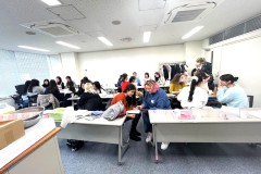 みなさんウクライナ人・日本人と談笑されている様子。