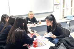 アメリカ人のハーフの人が講師となりいろいろと英語について教えていただきました。