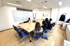 会議室に集まった女子高生・女子中学生の参加者の皆さん。