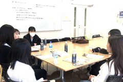 談笑して楽しそうに笑い、語り合ったりしていました。