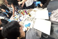 ポーチやペンケース、トートバッグなどに思い思いのウクライナのスタンプを押すセッションでした。