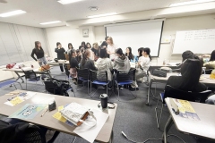 ウクライナの女の子が日本語でうまく伝統工芸のやり方を手ほどきしてくださいました。