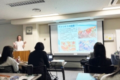 机の上、地理の教科書、学校の先生が教えてはくれない貴重な学習体験でした。