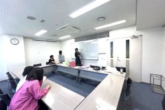 会場は大阪駅前第二ビルの5階にあります。「大阪総合生涯学習センター」の貸会議室を借りて開催しました。