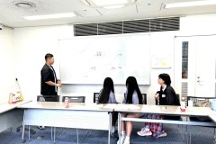 ホワイトボードに中国・日本の地図を描いてもらい中国についての講義して頂きました。