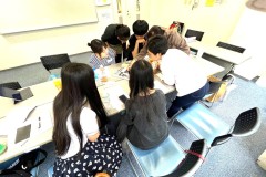 学校の（日本でいうところの卒業アルバム）に相当する物もゲストスピーカーの方にお持ちよりいただきました。