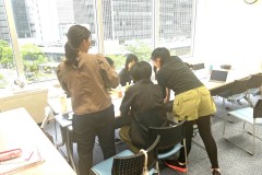 アメリカ留学（高校生活）について資料に見入る参加者の皆さん。