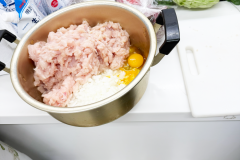 鶏肉のフィレ肉を使ってハンバーグを作っているところ