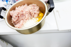 チキンハンバーグの下ごしらえ