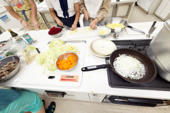 みんなプロのシェフの手ほどきを受けながら共同作業
