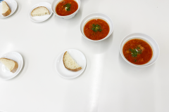 そろそろ乾杯の時間が迫ってきて、テーブルには出来上がりのお料理が並びました。
