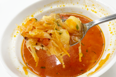 野菜・豚肉（スペアリブ）を使ったところや具沢山のところで、ちょうど日本の豚汁のような感じでした。