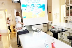 ウクライナのプレゼンテーションの準備をしている写真