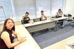 大阪総合生涯学習センターの会議室での様子。