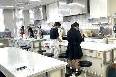 参加者の皆さんで協力し合いながら調理している様子。