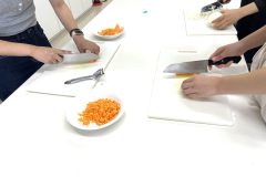 食材の下ごしらえ中