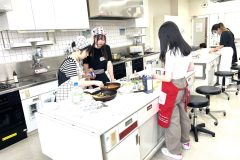 ベジタリアンラザニア・ミートラザニアの班に分かれて調理を行いました。