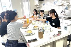 さぁ！食べ始めましょう。みんなで乾杯