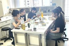 楽しくお食事のしながら談笑している様子。