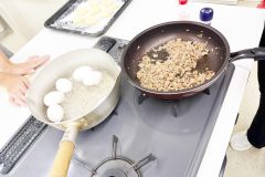 デビルドエッグ、ビスケットウイズグレービーソースの調理風景