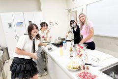 みんなで調理している画像