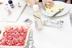 ゆで卵の黄身をくり抜いている様子