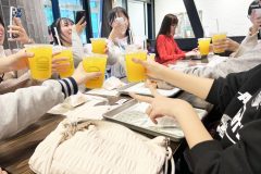 レモネードで乾杯をしている様子。