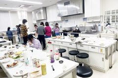 皆様の積極的なご協力のもと楽しい調理・会食のイベントができました。