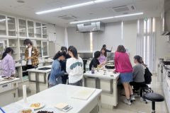 調理風景。たこ焼きも作りました。