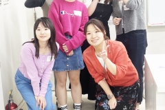 女の子同士で仲良く記念撮影。