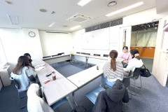 みなさん交流し、談笑している様子。